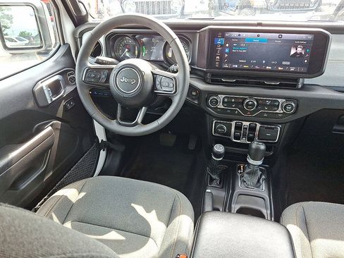 Used 2024 Jeep Wrangler Unlimited w/ Convenience Group AWD/4WD image 15