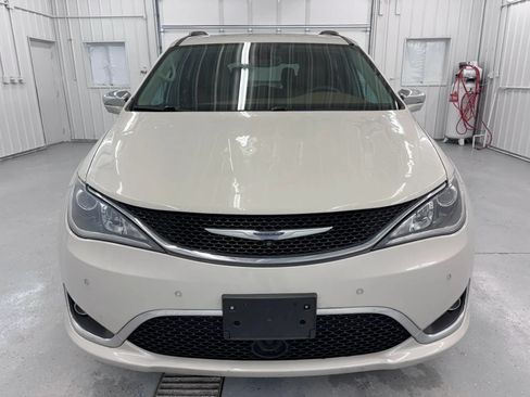Used 2017 Chrysler Pacifica Limited w/ UConnect Theater Package FWD image 11