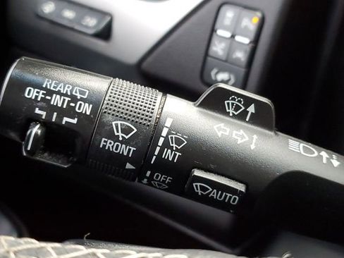 Used 2018 Chevrolet Suburban Premier image 12