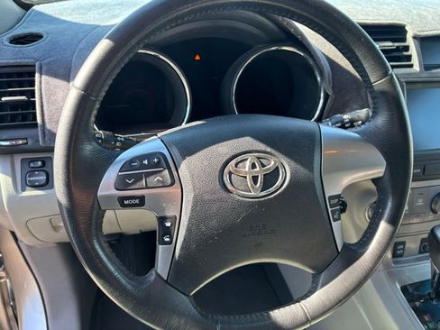 Used 2012 Toyota Highlander SE w/ Tow Pkg image 17