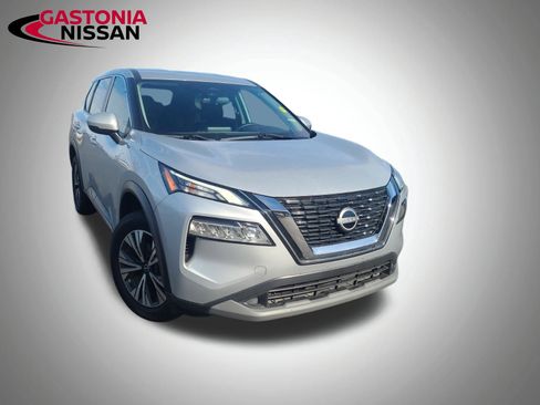 Used 2022 Nissan Rogue SV image 3