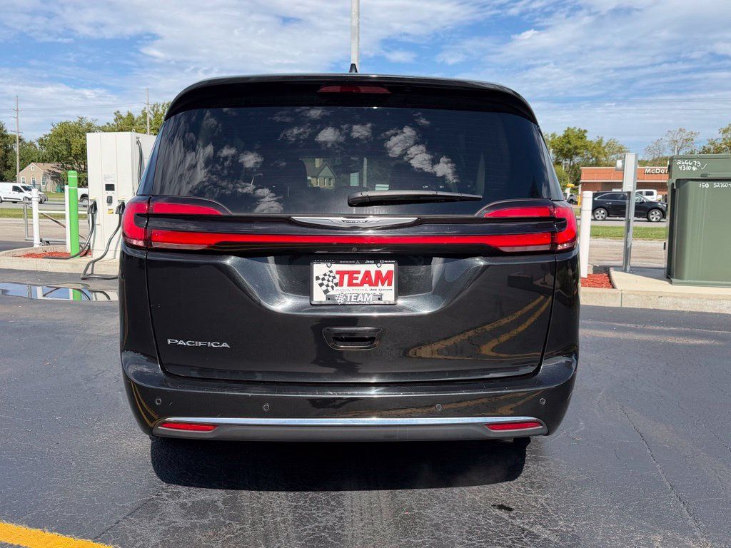 Used 2024 Chrysler Pacifica Touring-L FWD image 6