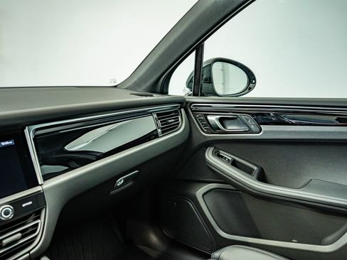 Certified 2026 Porsche Macan AWD/4WD image 35