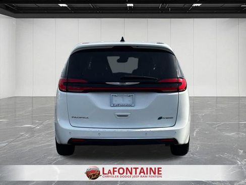 Used 2024 Chrysler Pacifica Limited FWD image 4