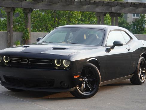 Used 2017 Dodge Challenger SXT RWD image 7