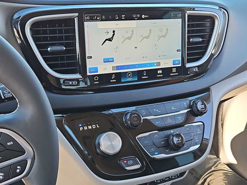 Used 2023 Chrysler Pacifica Touring-L image 28