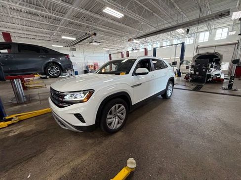 Used 2023 Volkswagen Atlas Cross Sport SE w/ Panoramic Sunroof Package AWD/4WD image 2