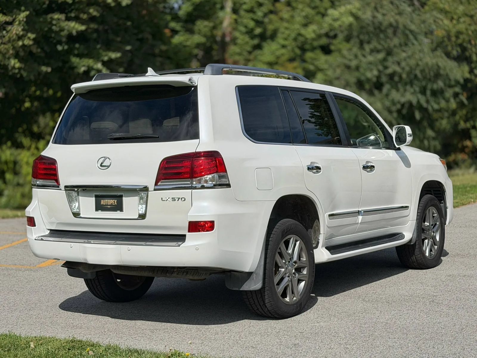 Used 2013 Lexus LX 570 4WD w/ Luxury Pkg image 40