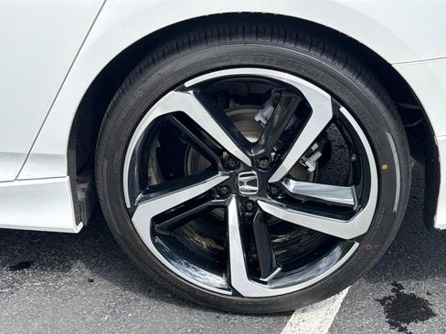 Used 2018 Honda Accord Sport image 9