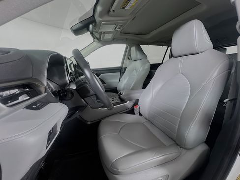 Used 2023 Toyota Highlander XLE AWD/4WD image 11