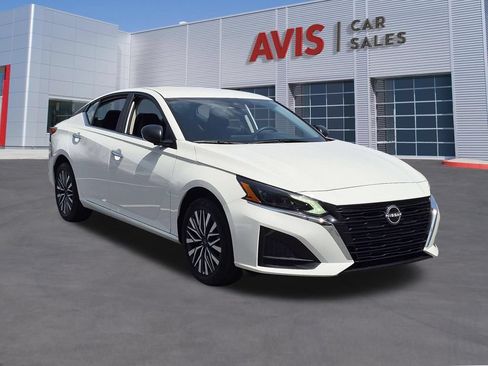 Used 2025 Nissan Altima 2.5 SV AWD/4WD image 3