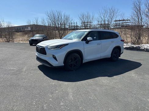 Used 2022 Toyota Highlander Platinum image 3