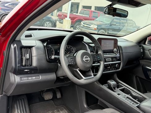 Used 2022 Nissan Pathfinder SV w/ SV Premium Package FWD image 4