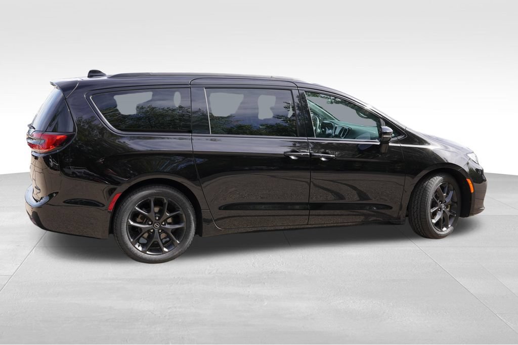 Used 2025 Chrysler Pacifica Limited FWD image 4