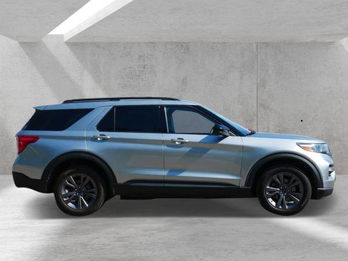 Used 2023 Ford Explorer XLT w/ Equipment Group 202A AWD/4WD image 2
