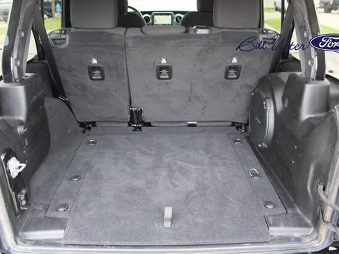 Used 2019 Jeep Wrangler Unlimited Sahara AWD/4WD image 10