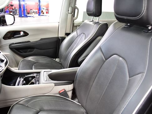 Used 2024 Chrysler Pacifica Limited FWD image 11