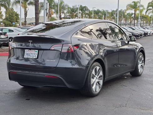 Used 2024 Tesla Model Y Long Range AWD/4WD image 10