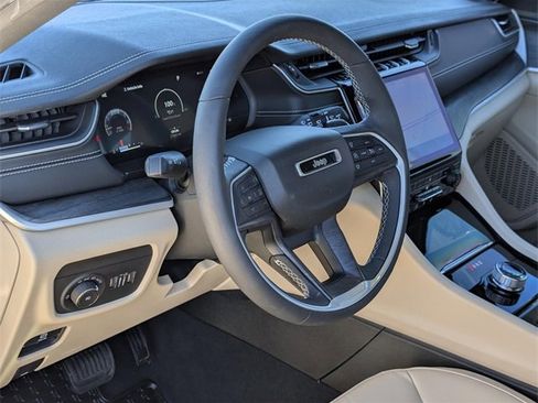 Used 2023 Jeep Grand Cherokee Limited image 25