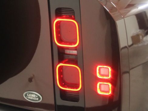 Used 2023 Land Rover Defender 130 SE image 12