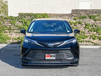 Used 2024 Toyota Sienna LE FWD video 2