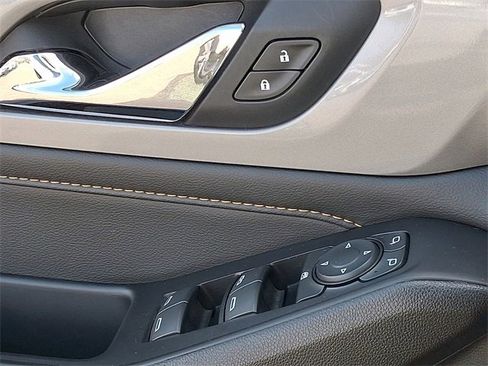 Used 2020 Chevrolet Traverse LT w/ LT Premium Package image 22