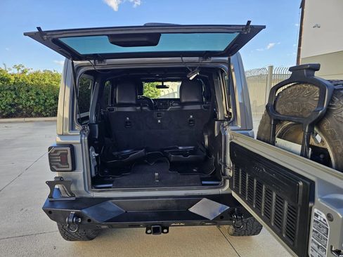 Used 2018 Jeep Wrangler Unlimited Sahara AWD/4WD image 16