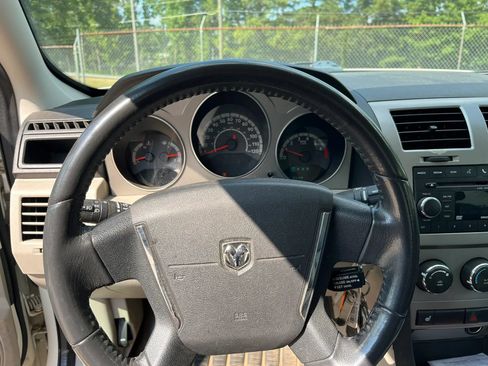 Used 2010 Dodge Avenger R/T FWD image 4