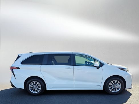 Used 2021 Toyota Sienna LE FWD image 6