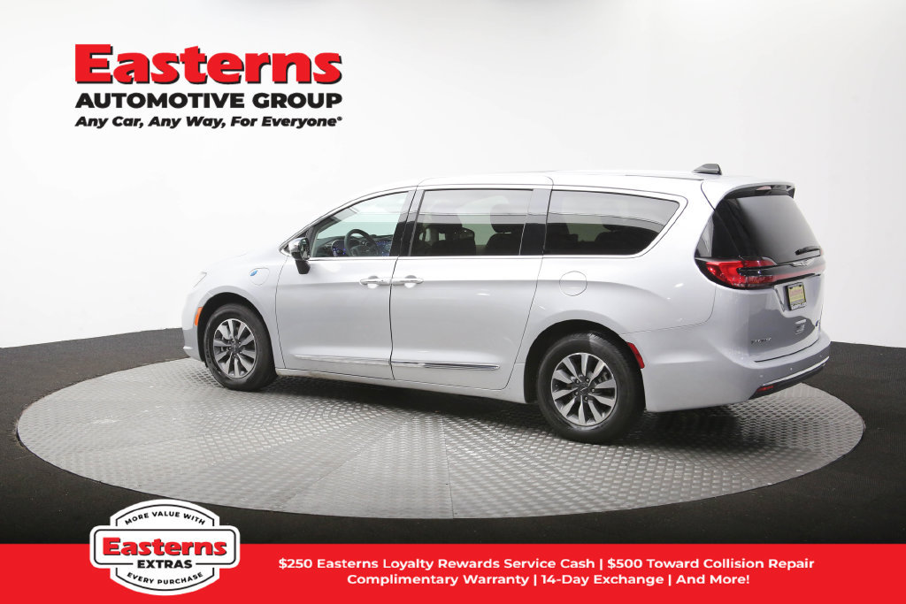 Used 2023 Chrysler Pacifica Limited FWD image 65