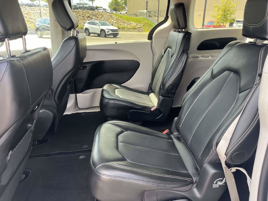 Used 2024 Chrysler Pacifica Touring-L FWD image 11