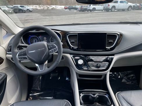 Used 2024 Chrysler Pacifica Limited image 11