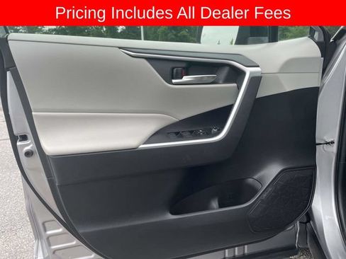 Used 2020 Toyota RAV4 XLE AWD/4WD image 18