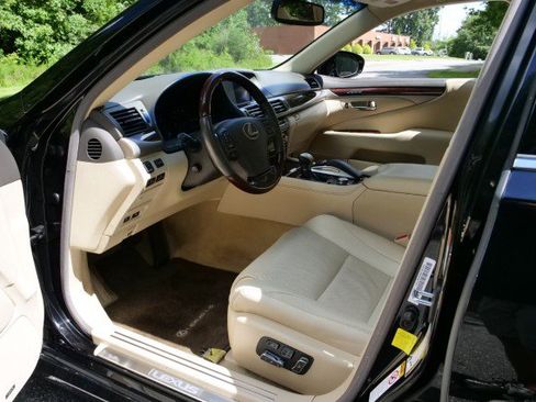Used 2016 Lexus LS 460 w/ Comfort Package RWD image 27