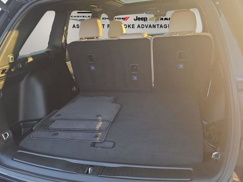 Used 2024 Jeep Grand Cherokee Limited w/ Luxury Tech Group II image 19