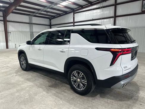 Used 2025 Chevrolet Traverse LT FWD image 3