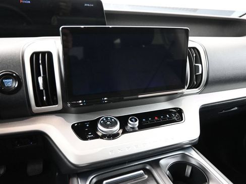 Used 2025 Ford Expedition Active AWD/4WD image 5