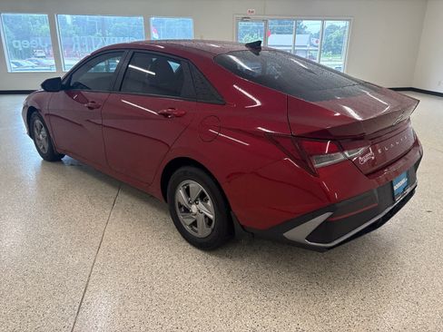Used 2024 Hyundai Elantra SE FWD image 9