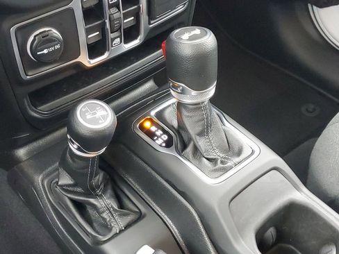 Used 2025 Jeep Wrangler Unlimited Sahara AWD/4WD image 32