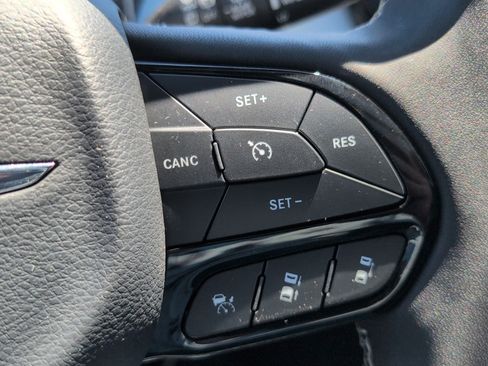 Used 2025 Chrysler Pacifica Limited FWD image 16