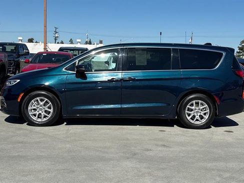 Used 2023 Chrysler Pacifica Touring-L image 6