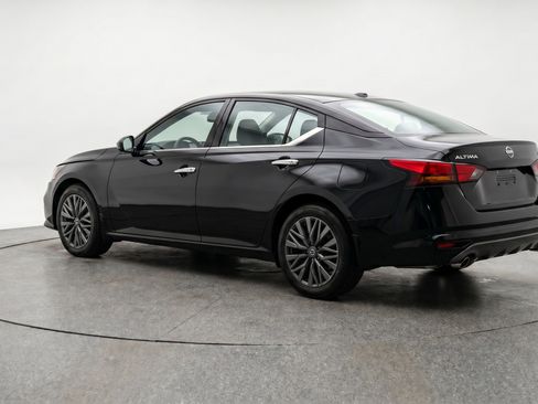 Used 2025 Nissan Altima 2.5 SV FWD image 6