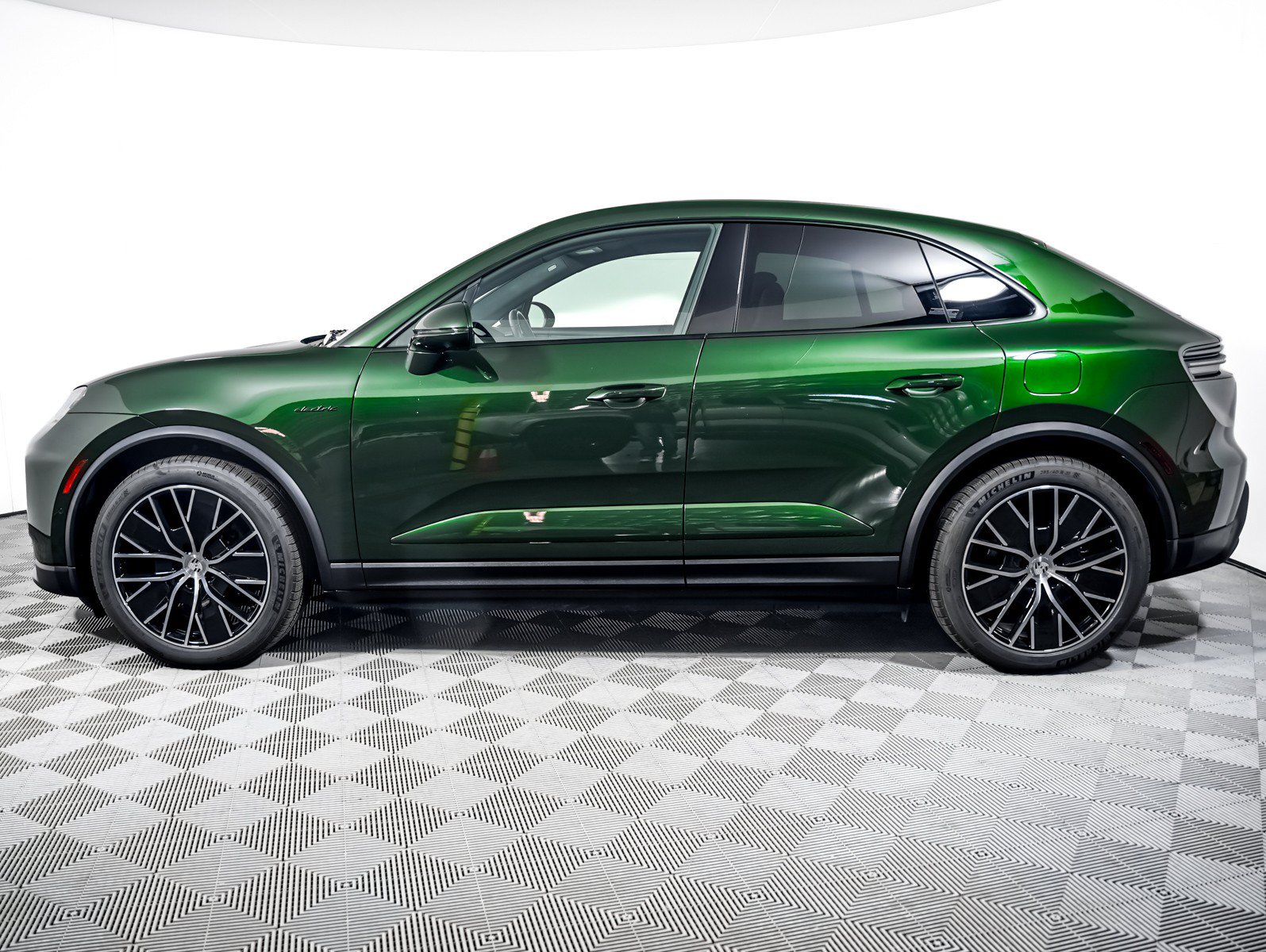 Certified 2025 Porsche Macan 4 Electric AWD/4WD image 2