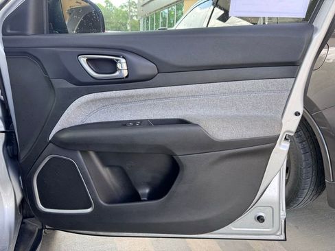 Used 2024 Jeep Compass Latitude image 18