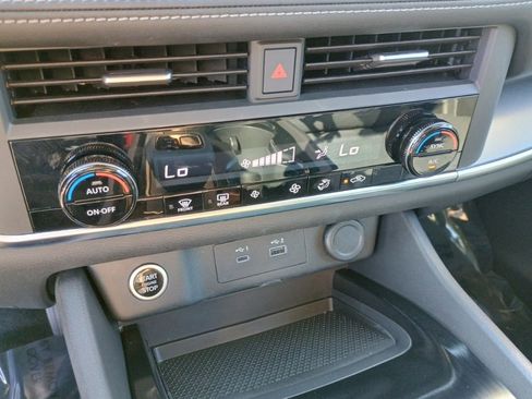 Used 2023 Nissan Rogue SV image 30