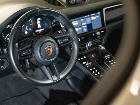 Certified 2024 Porsche Macan AWD/4WD image 16