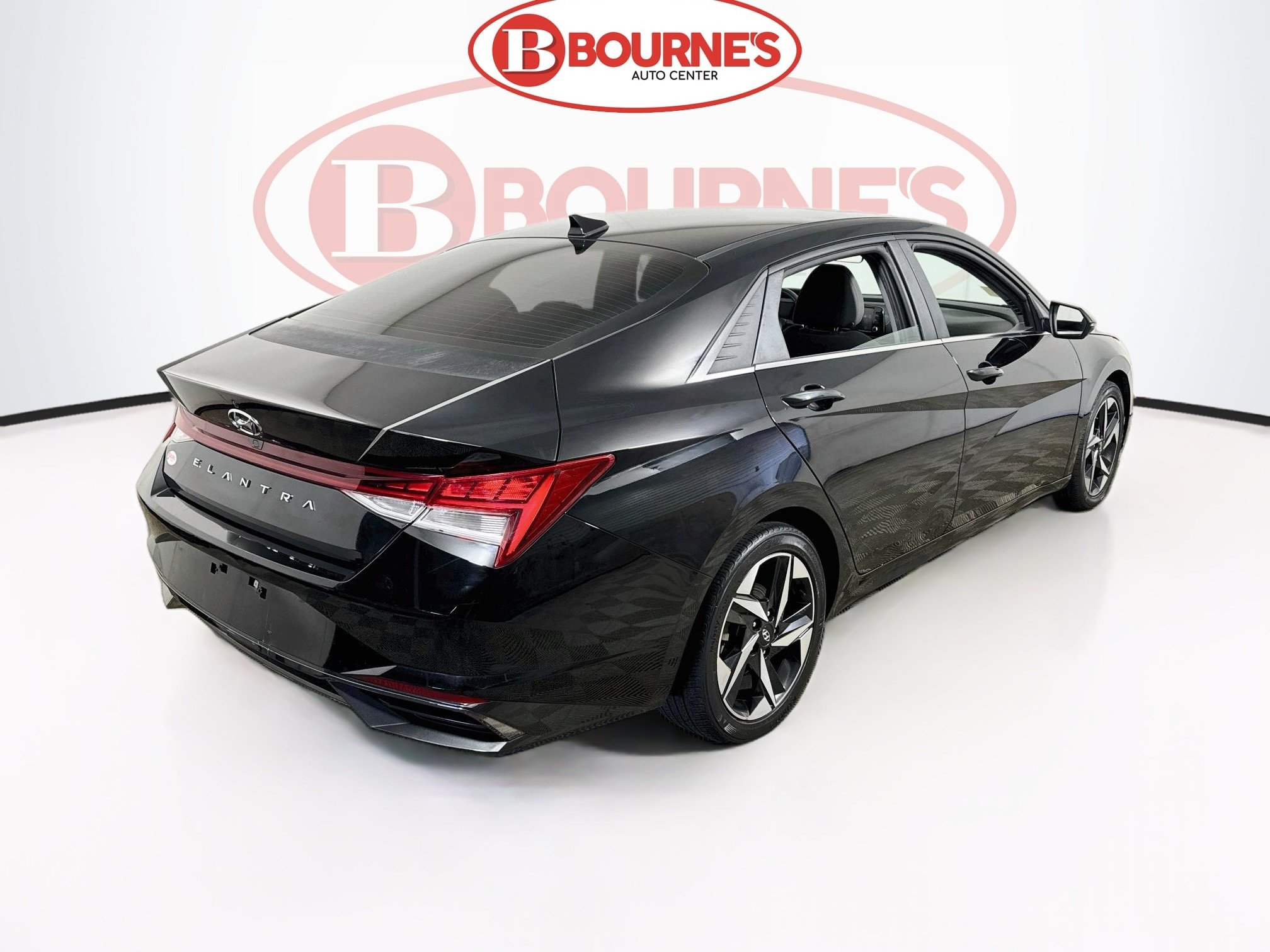 Used 2021 Hyundai Elantra SEL w/ Convenience + Premium Package FWD image 12