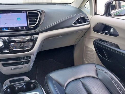 Used 2022 Chrysler Pacifica Touring-L image 14