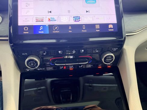 Used 2022 Jeep Grand Cherokee L Overland w/ Luxury Tech Group IV AWD/4WD image 40