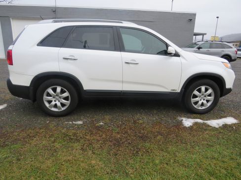 Used 2013 Kia Sorento LX w/ Convenience Pkg image 8